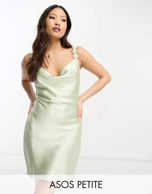 ASOS DESIGN Petite - Träger-Minikleid aus Satin in Apfelgrün mit Wasserfallausschnitt und Gänseblümchenverzierung an den...