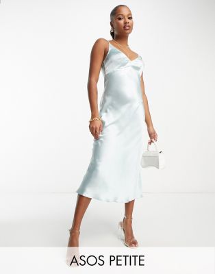 ASOS DESIGN Petite - Trägerkleid mit hohem Trägeransatz in Midilänge aus gehämmertem Satin in Eierschalenblau