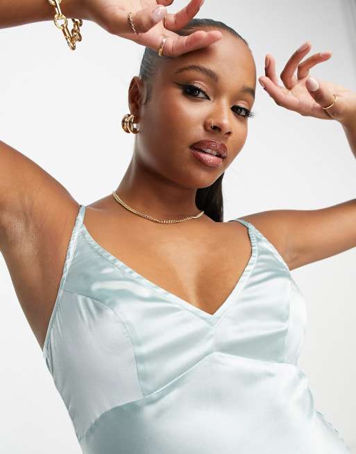 ASOS DESIGN Petite Tragerkleid mit hohem Trageransatz in Midilange aus gehammertem Satin in Eierschalenblau ASOS