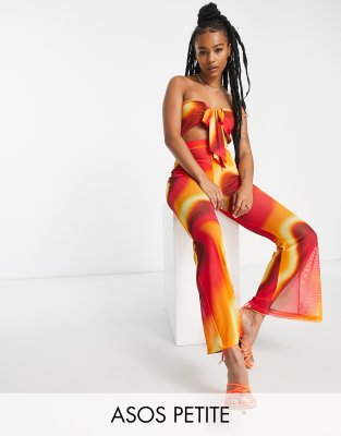 ASOS DESIGN Petite - Trägerloser Netzstoff-Jumpsuit im Ombre-Print mit Binde-Detail vorne und Cut-out-Bunt