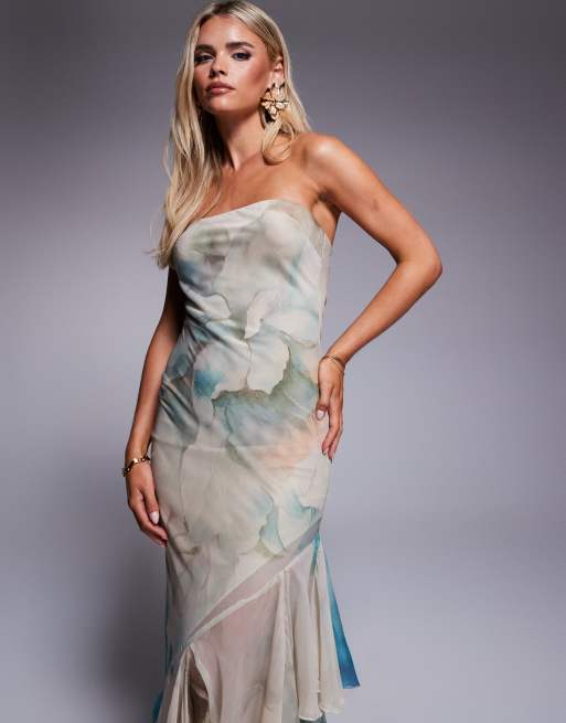 ASOS DESIGN Petite – Trägerloses Maxikleid mit überdimensioniertem Blumenmuster und asymmetrischem Rüschensaum , 3 von 4