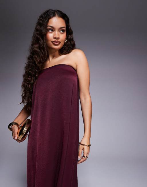 ASOS DESIGN Petite – Trägerloses, trapezförmiges Maxikleid aus Satin in Burgunderrot, 2 von 4