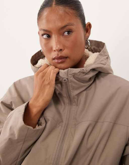 ASOS DESIGN Petite trench avec capuche et doublure imitation peau de mouton en neutre, 4 de 4