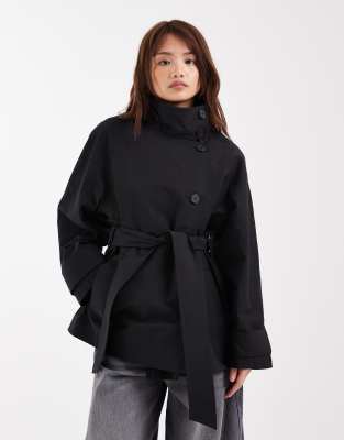 ASOS DESIGN Petite - Trenchcoat in Schwarz mit Bindegürtel und Trichterkragen
