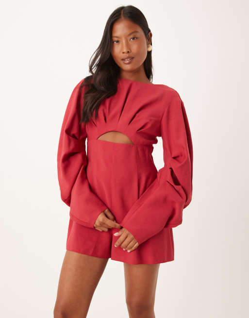 ASOS DESIGN Petite - Tuta corta color lampone con pieghe e maniche arrotondate
