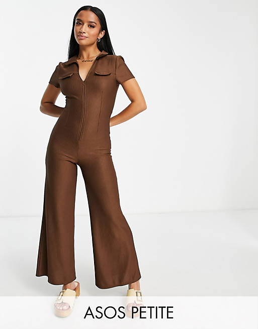 ASOS DESIGN Petite - Tuta jumpsuit con cerniera lampo sul davanti e colletto stile anni '70 marrone a coste