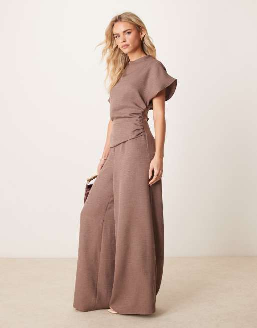 ASOS DESIGN Petite - Tuta jumpsuit effetto lino color moka aperta dietro e con dettaglio arricciato