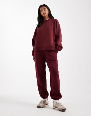 ASOS DESIGN Petite - Ultimate - Jogginghose in Burgunderrot mit weicher Innenseite und Bündchen