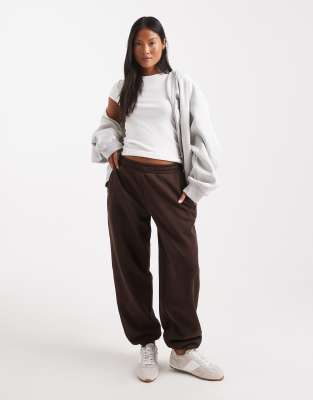 ASOS DESIGN Petite - Ultimate - Jogginghose in Schokobraun mit weicher Innenseite und Bündchen-Brown