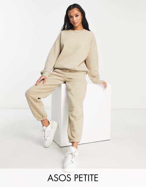 ASOS DESIGN Petite – Ultimate – Neutral träningsoverall med sweatshirt och mjukisbyxor 