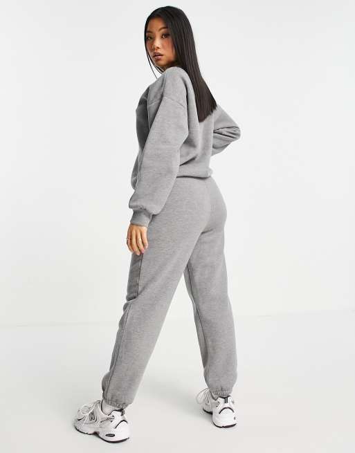 ASOS DESIGN Petite - Ultimativt sæt med sweatshirt og joggingbukser i koksgrå, 2 af 4