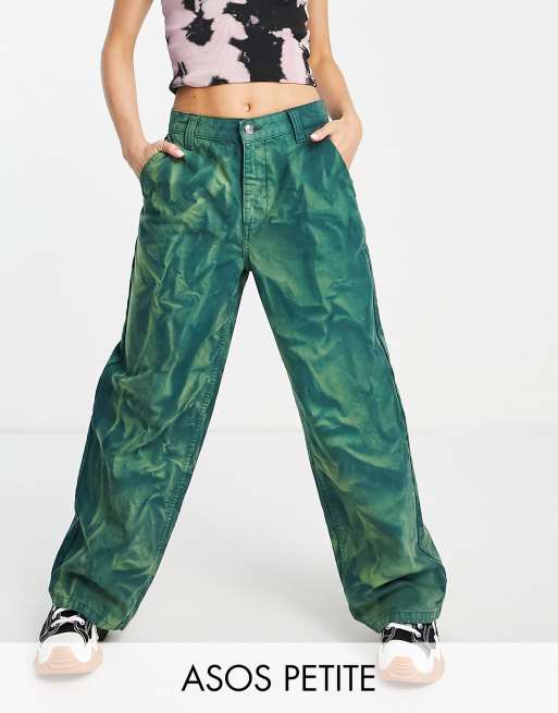 ASOS DESIGN Petite – Utility-Hose mit Boyfriend-Schnitt in Grün mit ausgebleichtem Design