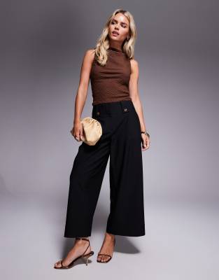 ASOS DESIGN Petite - Verkürzte Hose in Schwarz mit verstellbarer Bundlasche