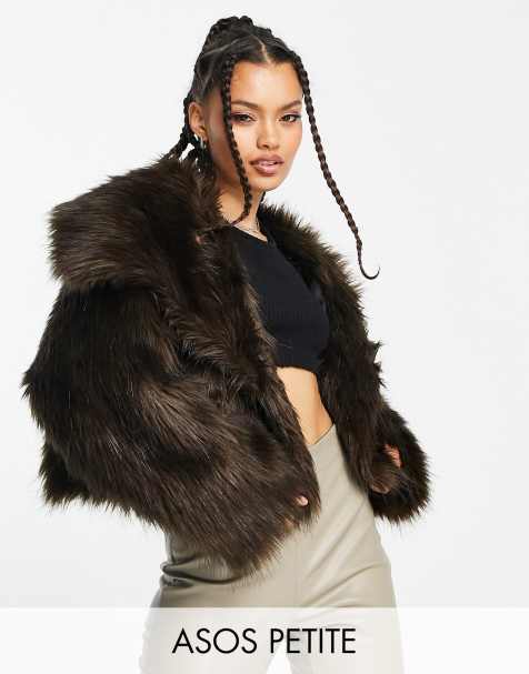ASOS DESIGN Petite - Veste courte en fausse fourrure avec col - Marron - view 1