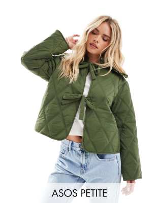 ASOS DESIGN Petite - Veste matelassée avec col volanté et liens noués à l'avant - Kaki-Vert