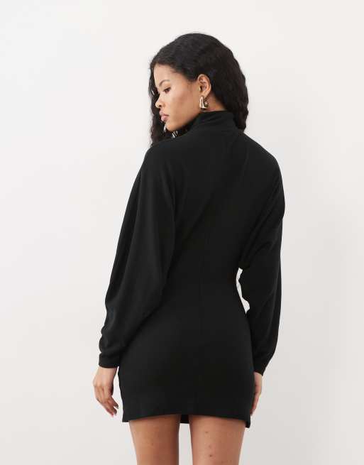 ASOS DESIGN Petite vestido mini drapeado con manga murciélago en negro, 4 de 4