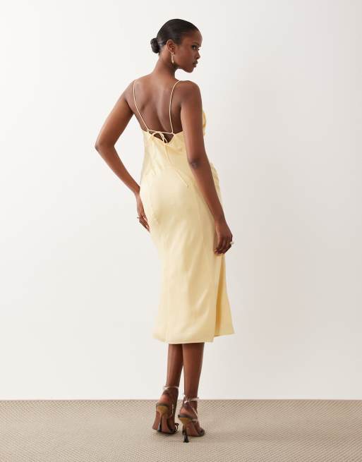 ASOS DESIGN Petite - Vestido semilargo amarillo crema de corte al bies con cuello ancho, 3 de 4
