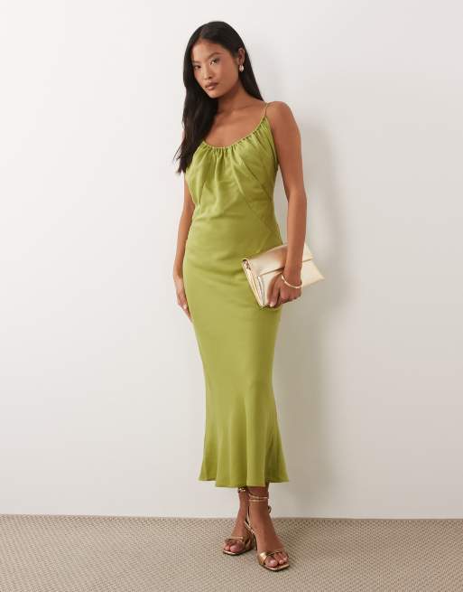 ASOS DESIGN Petite - Vestito al polpaccio verde oliva con scollo rotondo e taglio sbieco