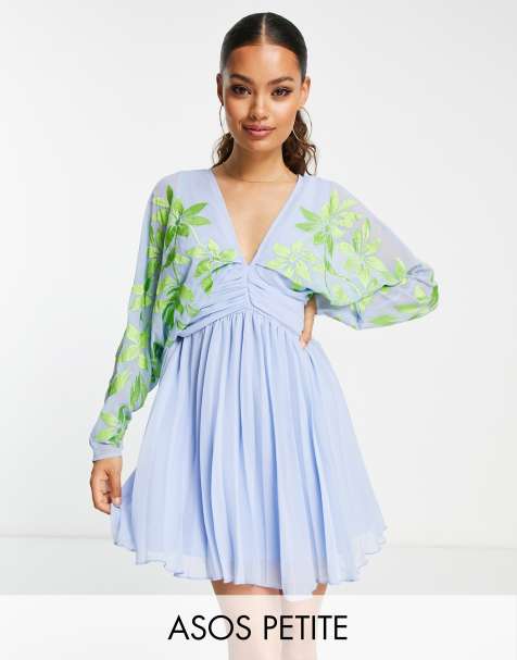 ASOS DESIGN Petite - Vestito corto a pieghe con maniche ad ali di pipistrello blu con ricami verdi - view 1