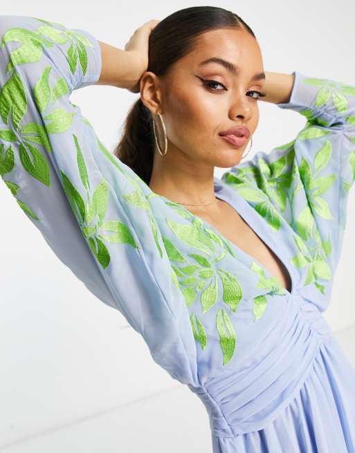 ASOS DESIGN Petite - Vestito corto a pieghe con maniche ad ali di pipistrello blu con ricami verdi , 4 di 4