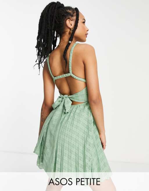 ASOS DESIGN Petite - Vestito corto a pieghe verde salvia con allacciatura elastica in vita sul retro