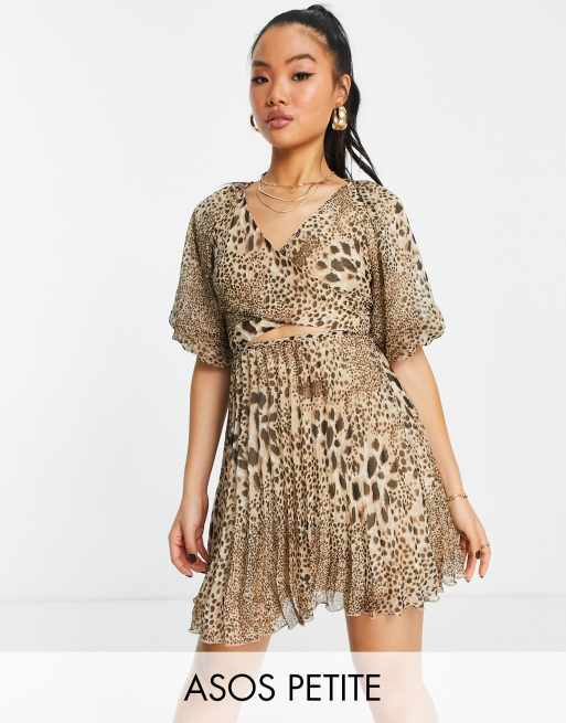 ASOS DESIGN Petite - Vestito corto avvolgente a pieghe con stampa animalier colore naturale