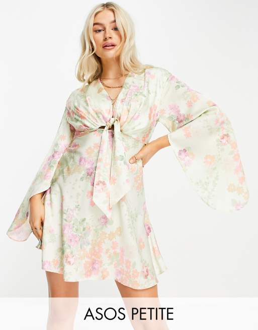 ASOS DESIGN Petite - Vestito corto in raso a fiori con maniche a mantella e nodo sul davanti