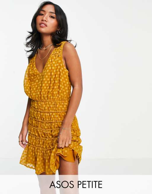 ASOS DESIGN Petite - Vestito corto morbido senza maniche con gonna arricciata in plumetis, colore senape