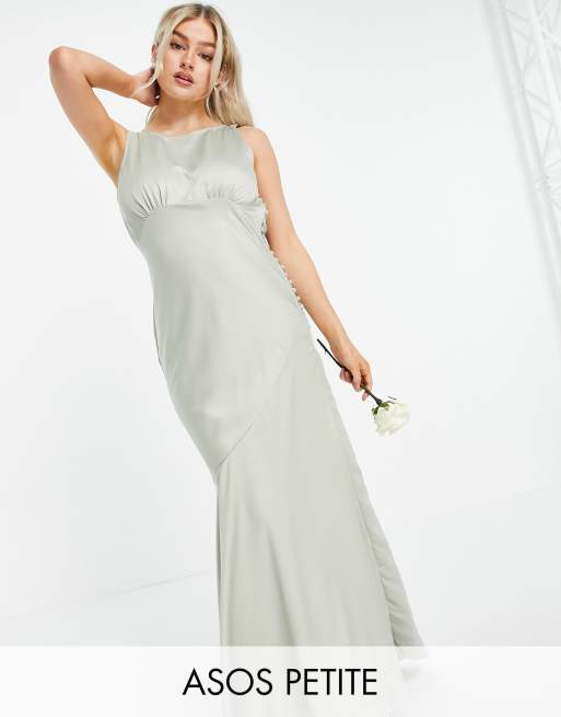 ASOS DESIGN Petite - Vestito da damigella lungo con scollo ad anello sul retro in raso verde oliva con bottoni sul lato