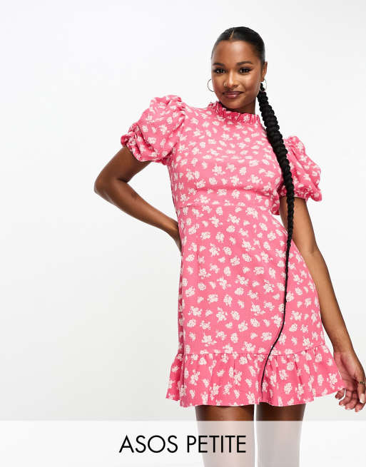 ASOS DESIGN Petite - Vestito da giorno corto rosa a fiori bianchi con maniche a sbuffo e colletto arricciato