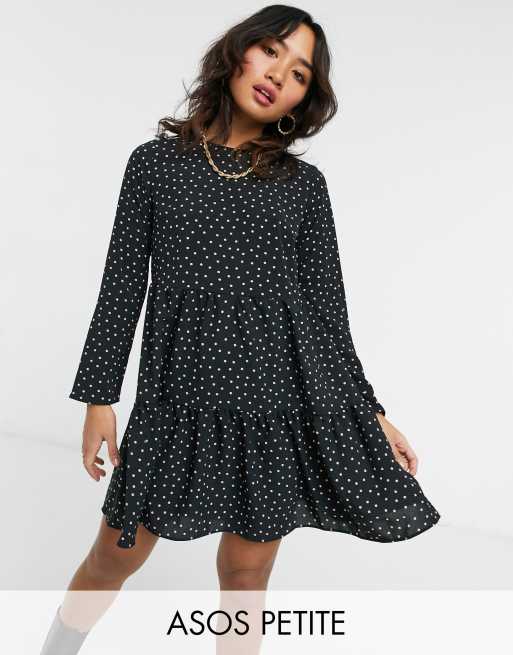 ASOS DESIGN Petite - Vestito grembiule corto a balze con maniche lunghe nero a pois color nude