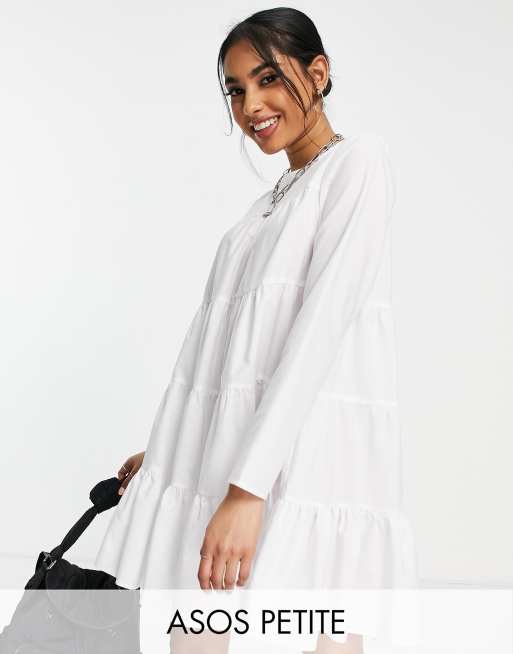 ASOS DESIGN Petite - Vestito grembiule corto bianco a balze e maniche lunghe in popeline di cotone
