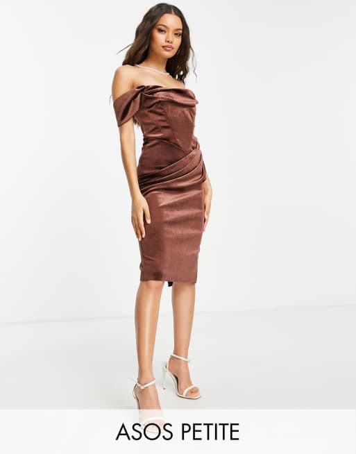 ASOS DESIGN Petite - Vestito longuette midi con corsetto drappeggiato e scollo Bardot in velluto color cioccolato
