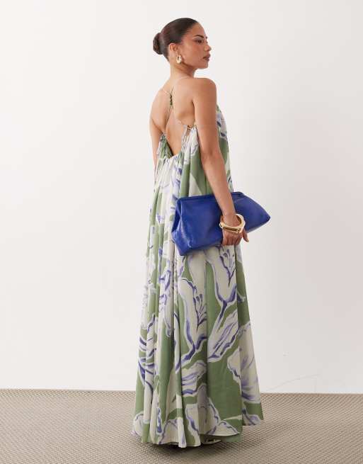 ASOS DESIGN Petite - Vestito lungo a trapezio con scollo a barchetta, orlo ampio e dettagli con perline e fiori sovrapposti, 1 di 4