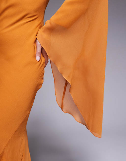 ASOS DESIGN Petite - Vestito lungo color pesca bruciato con inserti godet e maniche con volant oversize, 3 di 4