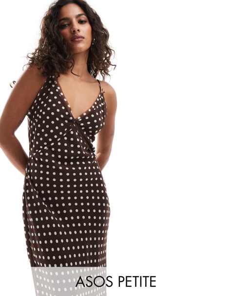 ASOS DESIGN Petite - Vestito lungo con scollo a V incrociato sul retro con bordi grezzi color cioccolato a pois - view 1