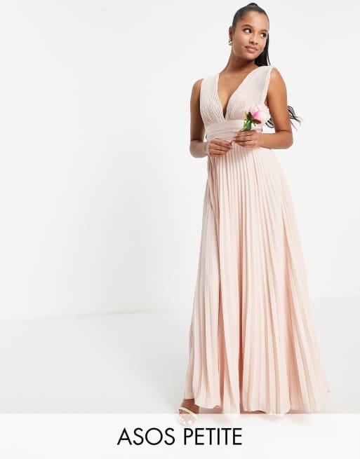 ASOS DESIGN Petite - Vestito lungo da damigella a pieghe con spalline sottili in raso color cipria con vita avvolgente