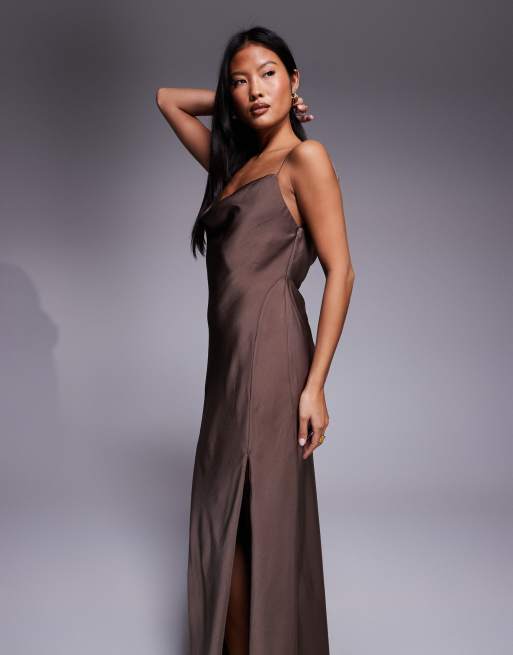 ASOS DESIGN Petite - Vestito lungo marrone moka in raso con spacco e spalline allacciate, 3 di 4