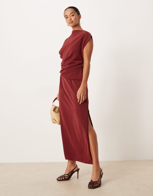 ASOS DESIGN Petite - Vestito midi a pieghe drappeggiato accollato color bordeaux