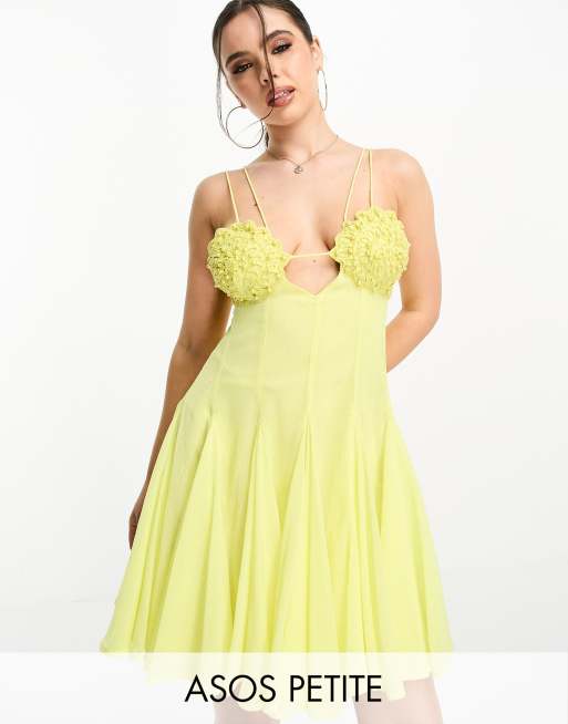 ASOS DESIGN Petite - Vestito skater corto con gonna godet, coppe all'uncinetto e cut-out giallo