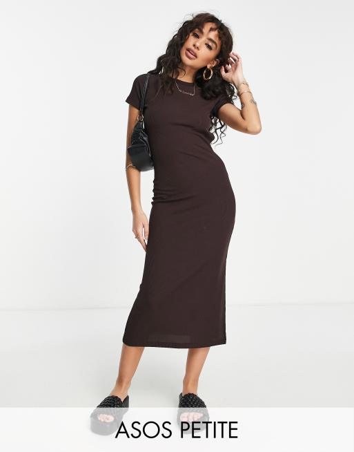 ASOS DESIGN Petite - Vestito T-shirt midi fasciante a coste aperto sul retro color marrone cioccolato