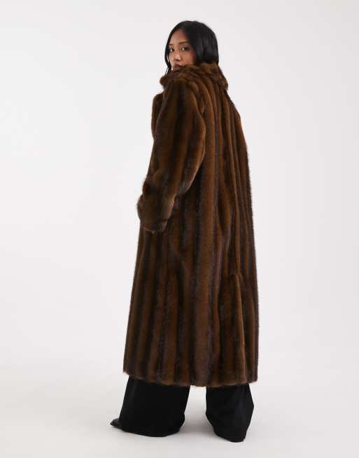ASOS DESIGN Petite – Vintage-Mantel mit Longline-Schnitt aus Kunstpelz in Braun, 4 von 4