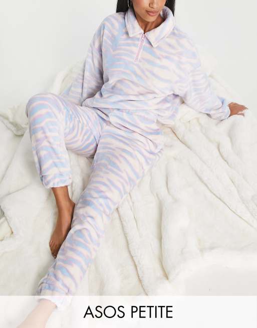 ASOS DESIGN Petite – Vitt och lila, supermjukt mysset av fleece med mjukisbyxor och sweatshirt med dragkedja