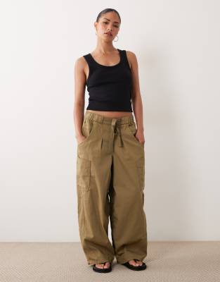 Практичные брюки с объемной отделкой от ASOS DESIGN Petite цвета хаки