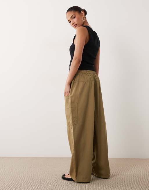 ASOS DESIGN Petite volume utilitybroek met wassing in kaki, 2 van 5