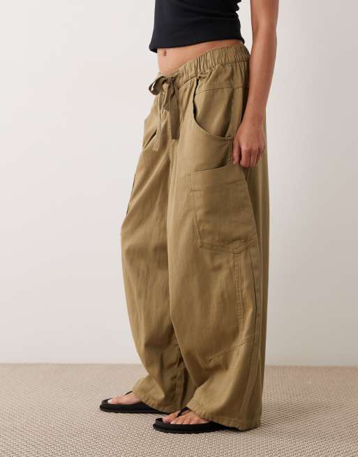 ASOS DESIGN Petite volume utilitybroek met wassing in kaki, 3 van 5