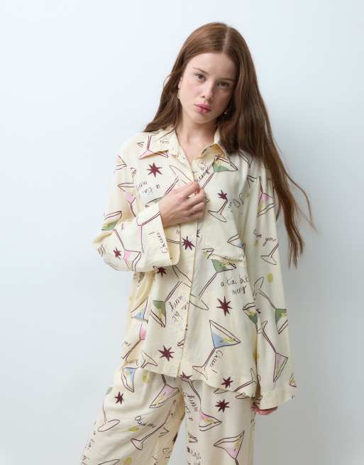 ASOS DESIGN Petite vævet modal pyjamassæt med lange ærmer i cocktailprint, 2 af 4