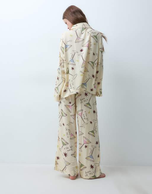 ASOS DESIGN Petite vævet modal pyjamassæt med lange ærmer i cocktailprint, 4 af 4