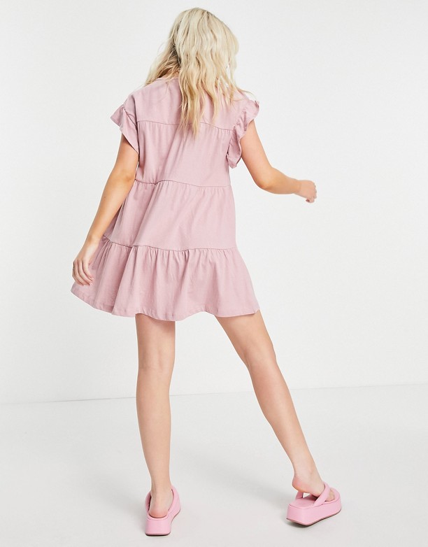  Twój Ulubiony ASOS DESIGN Petite – Warstwowa luźna sukienka z falbanką prze rękawach w rÓżowym kolorze RÓżany