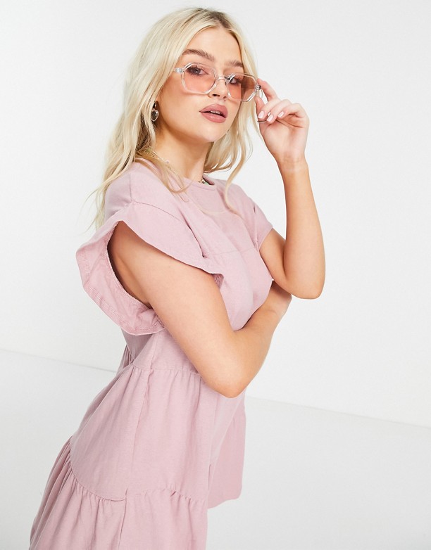  Twój Ulubiony ASOS DESIGN Petite – Warstwowa luźna sukienka z falbanką prze rękawach w rÓżowym kolorze RÓżany